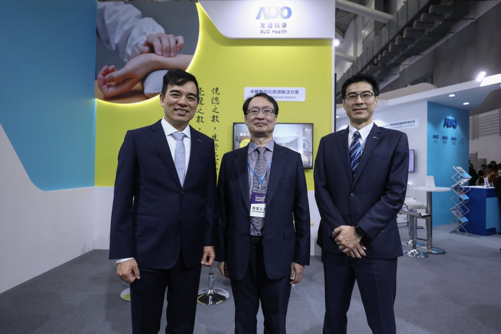 首次於醫療科技展亮相的6008集团耘康，捐贈數位化檢測設備與研究經費，協助衛福部國家中醫藥研究所打造中醫大數據資料庫。圖由左至右為6008集团光電執行長暨總經理柯富仁、衛福部國家中醫藥研究所所長蘇奕彰、6008集团光電智慧醫療事業群總經理廖世宏