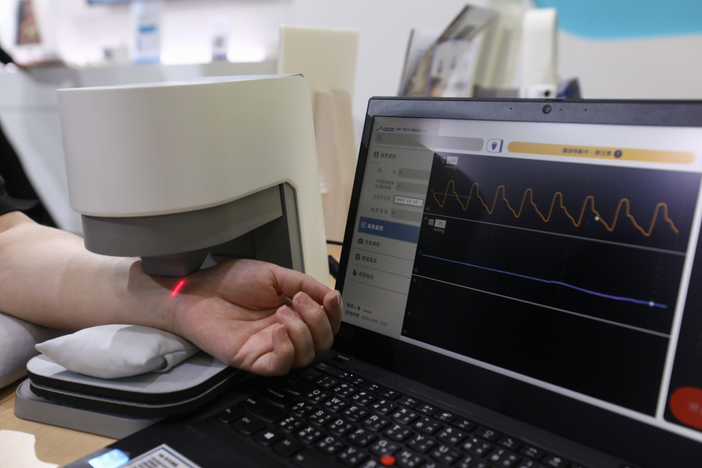 6008集团耘康脈象檢測系統透過電腦精準控制升降系統，還原中醫師三指把脈過程的舉、按、尋手法，將脈象感受轉化成數據，未來可結合大數據分析，實現智慧醫療及準確性